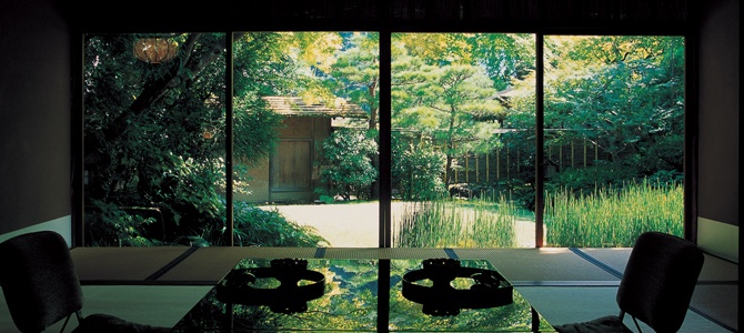 Các món ăn được chế biến từ nguyên liệu địa phương và bày trên bát đĩa cổ quý giá. Nhà hàng nhìn ra sông và những ngọn đồi thấp tuyệt đẹp. Du khách có thể chọn phòng ăn riêng với vườn riêng để có không gian riêng tư hơn.