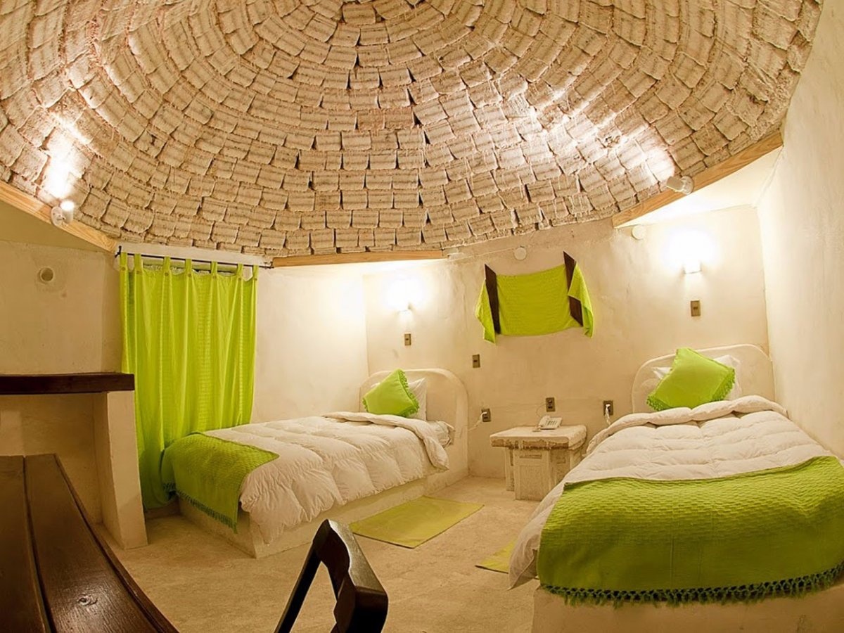 Palacio de Sal (Bolivia): Khách sạn được xây dựng từ hơn một triệu khối muối này nằm ở Salar de Uyuni, Potosi. Palacio de Sal có phòng xông hơi khô, bể tắm nước muối và một sân golf.
