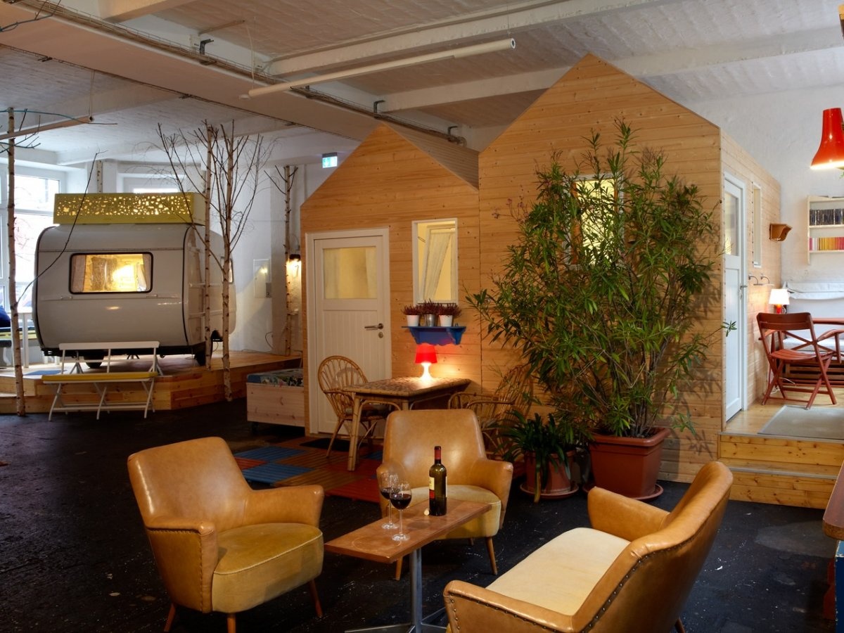 Huettenpalas (Đức): Du khách sẽ được trải nghiệm cảm giác cắm trại trong nhà như thời thơ ấu, với 6 cabin gỗ và các nhà xe kiểu cổ nằm rải rác trong một nhà máy sản xuất máy hút bụi cũ ở Berlin.