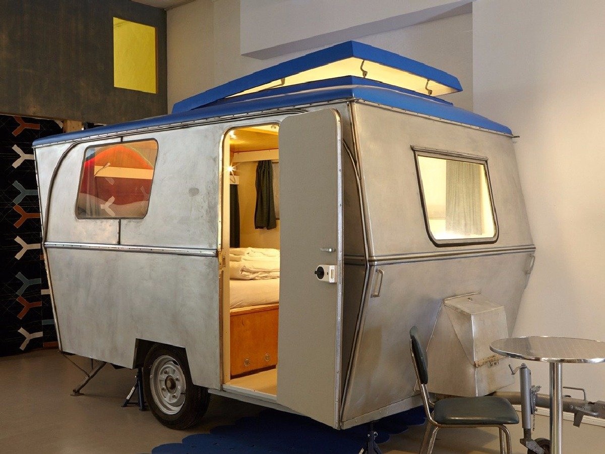 Mỗi phòng nghỉ đủ chỗ kê giường đôi. Khách sạn này còn có khu ăn tối, vườn và phòng tắm tập thể.