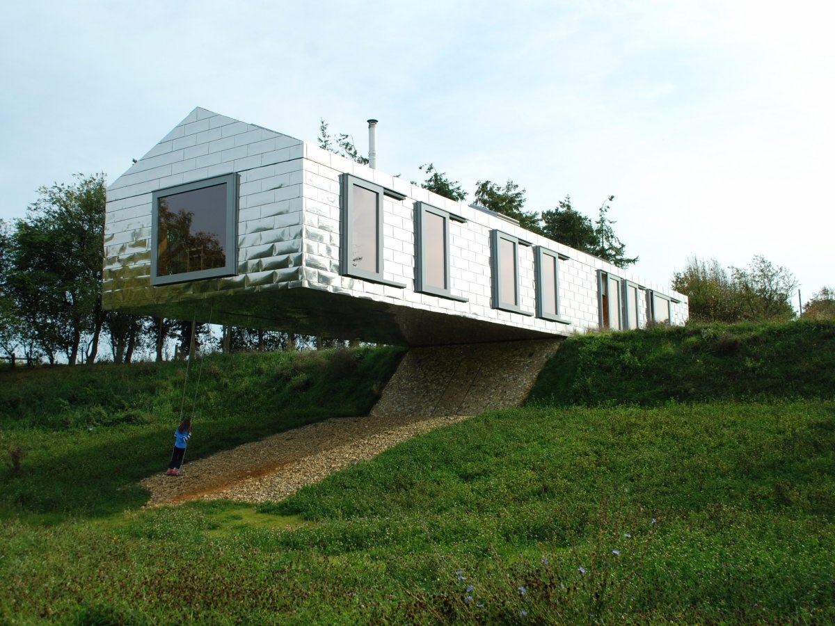 Balancing Barn (Hà Lan): Đây là một nhà nghỉ với 4 phòng ngủ, một cầu thang dẫn ra vườn, cửa sổ lớn nhìn ra rừng, hồ nước và đồng cỏ. Điều đặc biệt là thiết kế khiến ngôi nhà như sắp đổ xuống bất cứ lúc nào.