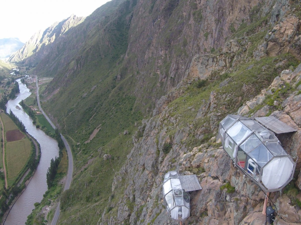 Skylodge (Peru): Ba buồng ngủ được gắn vào vách đá cho du khách ngắm nhìn khung cảnh lộng lẫy của vùng Cuzco. Để tới khách sạn này, bạn phải leo lên độ cao 122 m. Mỗi phòng có 4 giường, một bếp ăn và một nhà vệ sinh riêng.