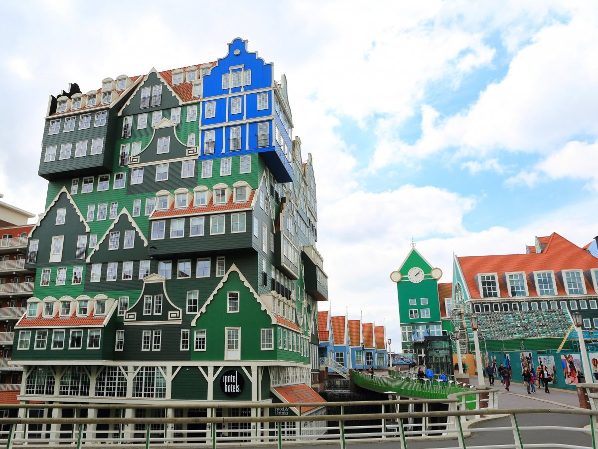 Inntel Amsterdam Zaandam (Hà Lan): Nhìn khách sạn này, du khách sẽ có cảm tưởng như đây là tác phẩm lego của một người khổng lồ. Các mặt của khách sạn thể hiện thiết kế của nhà truyền thống vùng Zaandam, Amsterdam.