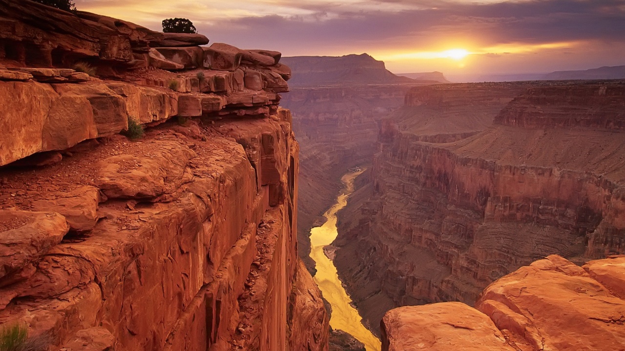 Du khách tới thăm hẻm núi Grand Canyon hỏi: “Đây là công trình nhân tạo à?”, “Dưới đáy hẻm có thang máy lên đây chứ?” hay “Mất bao lâu để đào xong chỗ này?”