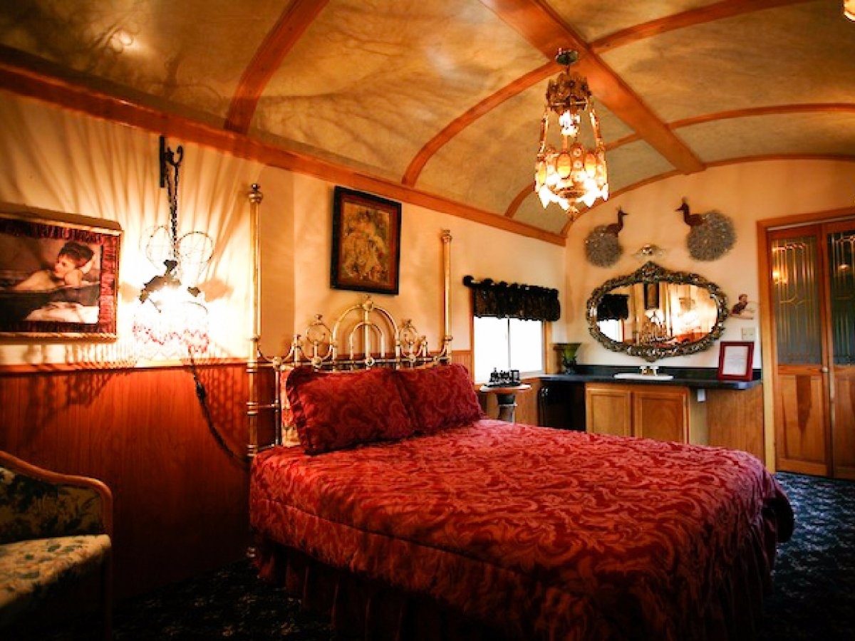 Bên trong, nhiều phòng được trang trí theo các chủ đề lịch sử, gợi lại không khí lãng mạn của thời xưa.