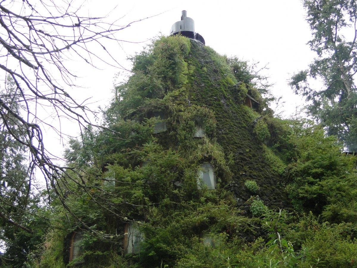 Montaña Mágica (Chile): Được tạo hình như một ngọn núi lửa với các dòng nước chảy xuống thay cho nham thạch, Montaña Mágica nằm giữa khu bảo tồn sinh học Huilo Huilo của Chile. Khách sạn độc đáo này được xây từ gỗ và đá khai thác tại địa phương, gồm 9 phòng và các bể tắm nước nóng làm từ thân cây.