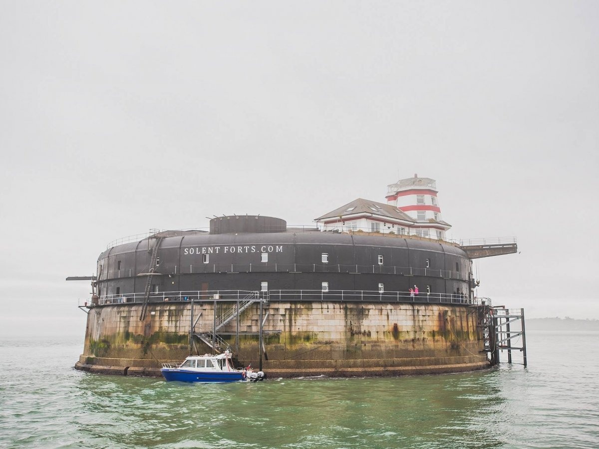 Pháo đài No Man’s (Anh): Pháo đài nằm giữa biển ở Portsmouth được cải tạo thành một khách sạn sang trọng, với 22 phòng, một phòng riêng trên hải đăng, hai bãi đỗ trực thăng, hộp đêm, nhà hàng và quán bar.