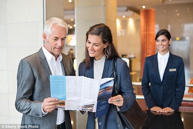 Du khách nên ăn mặc lịch sự khi nghỉ tại khách sạn 5 sao.