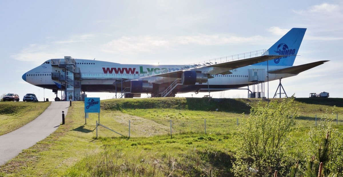 Jumbo Stay (Thụy Điển): Chiếc Boeing 747 được cải tạo thành khách sạn, nằm ở đường băng bỏ không ở sân bay Stockholm Arlanda.