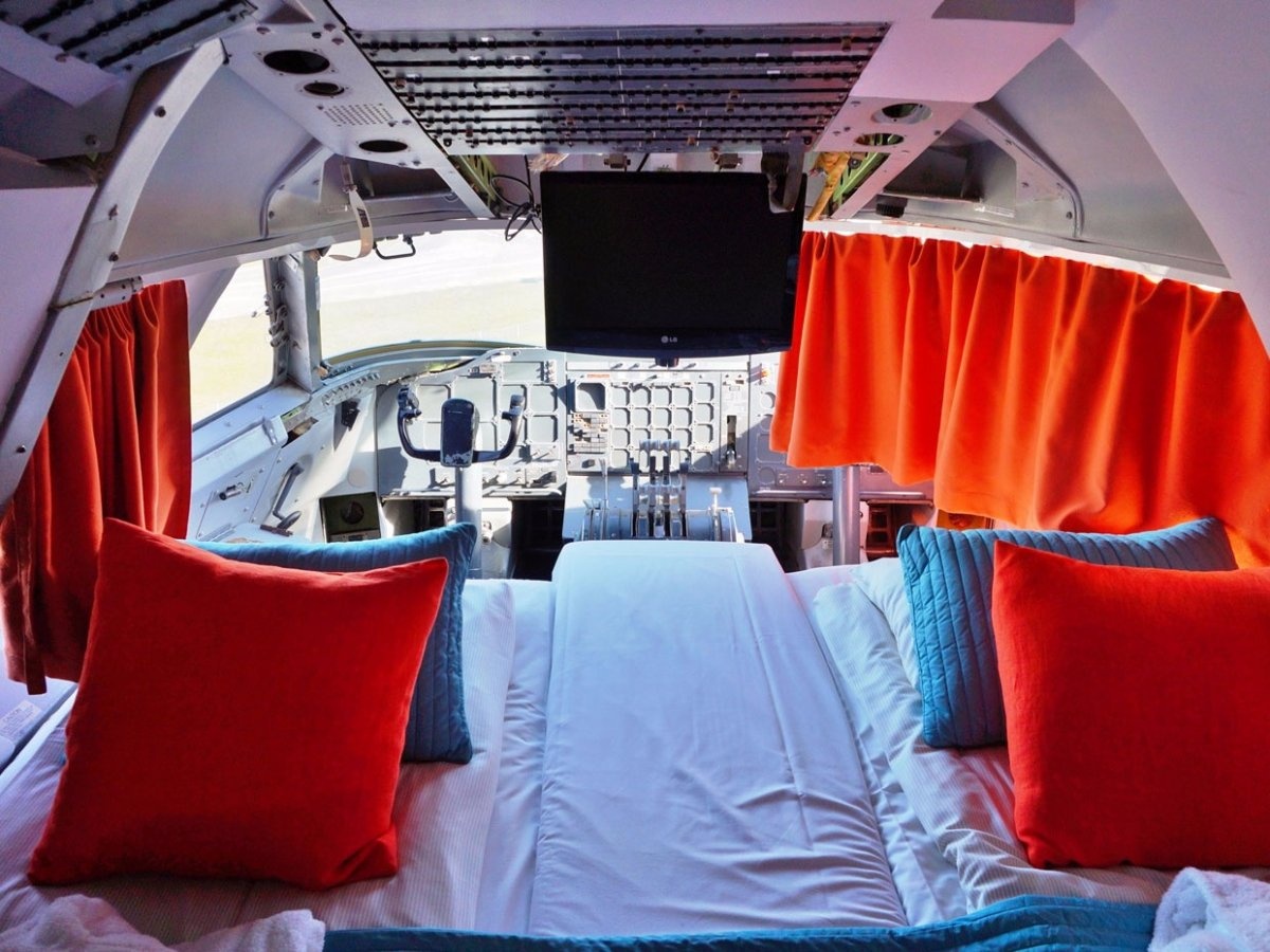 Buồng lái trở thành phòng ngủ đôi, khoang hạng nhất là quán cà phê mở 24/7. Khách sạn còn có một ban công cho du khách ngắm cảnh.