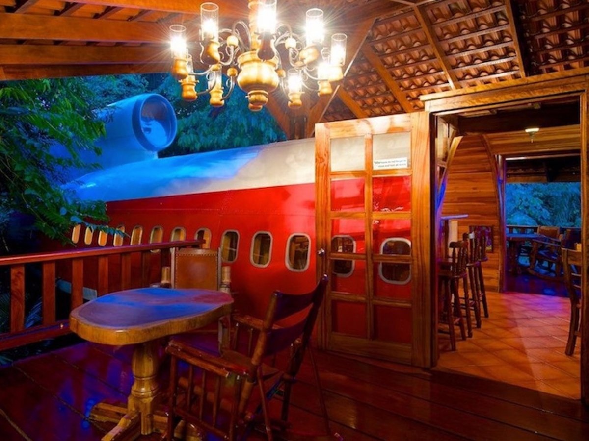 Casa Verde (Costa Rica): Thuộc công viên quốc gia Manuel Antonio, Casa Verden nhìn ra bờ biển tuyệt đẹp. Ngoài ra, khách sạn còn có các phòng trong một chiếc Boeing 727 năm 1965 nhô lên khỏi tán rừng, cho du khách ngắm toàn cảnh khu vực.