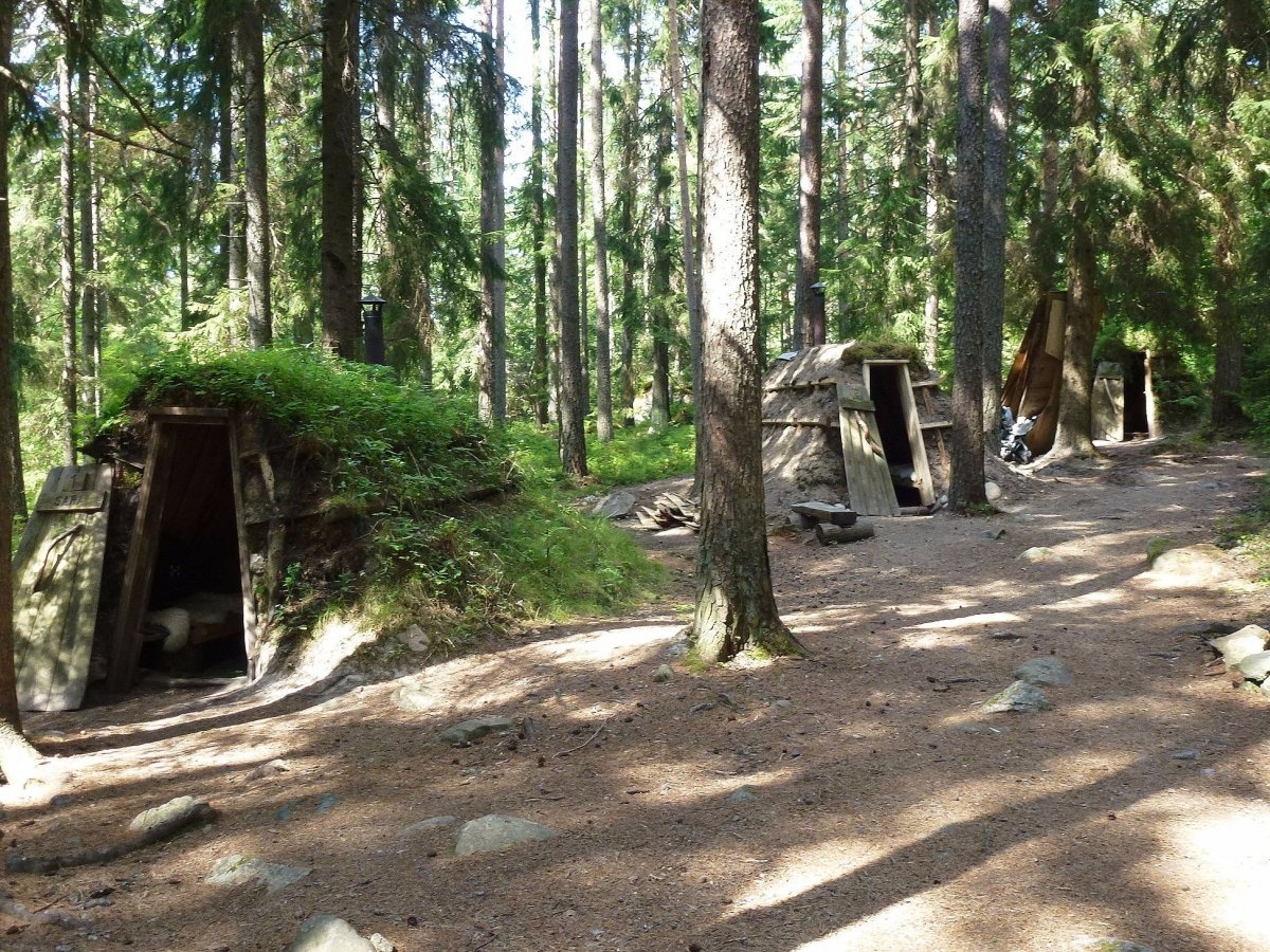 Kolarbyn (Thụy Điển): Khách sạn sinh thái Kolarbyn gồm 12 căn lều - có 2 giường, lò sưởi đun củi và trải thảm da cừu - gần hồ Skärsjön ở Skinnskatteberg. Du khách đặt phòng sẽ được cung cấp các tour đi dạo có hướng dẫn viên, nến, diêm và pháo hoa. Nơi này không có điện, vào buổi tối, ánh nên và đèn dầu tạo ra khung cảnh lung linh như trong cổ tích.