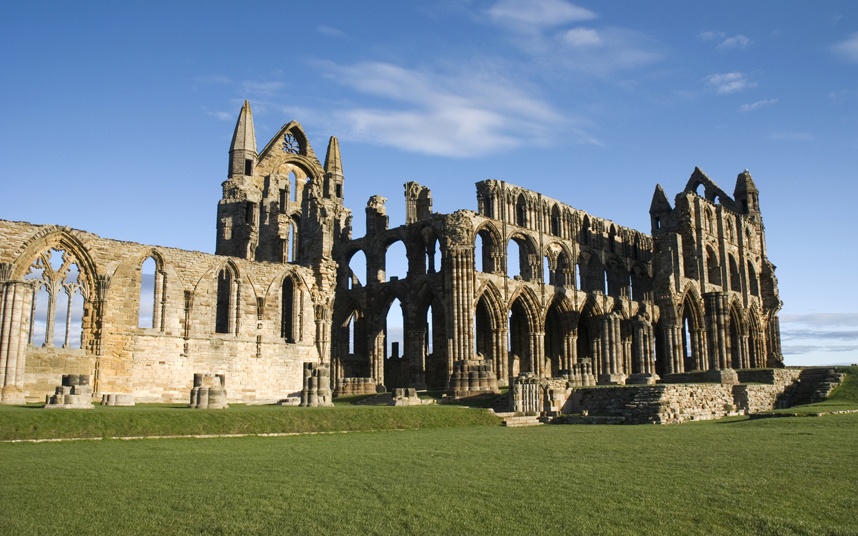 Một du khách ở tu viện Witby, Bắc Yorkshire hỏi: 