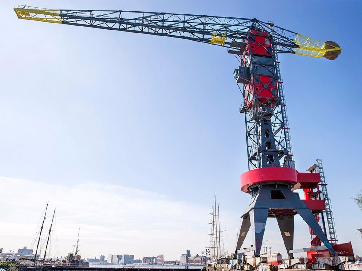 Farlada Crane (Hà Lan): Nếu không sợ độ cao, bạn có thể ghé thăm khách sạn cần cẩu khi tới thăm Amsterdam. Farlada Crane có 3 phòng hạng sang, một bể bơi và phòng ghi hình nằm trên cần cẩu cao 50 m, nhìn ra thành phố xinh đẹp.