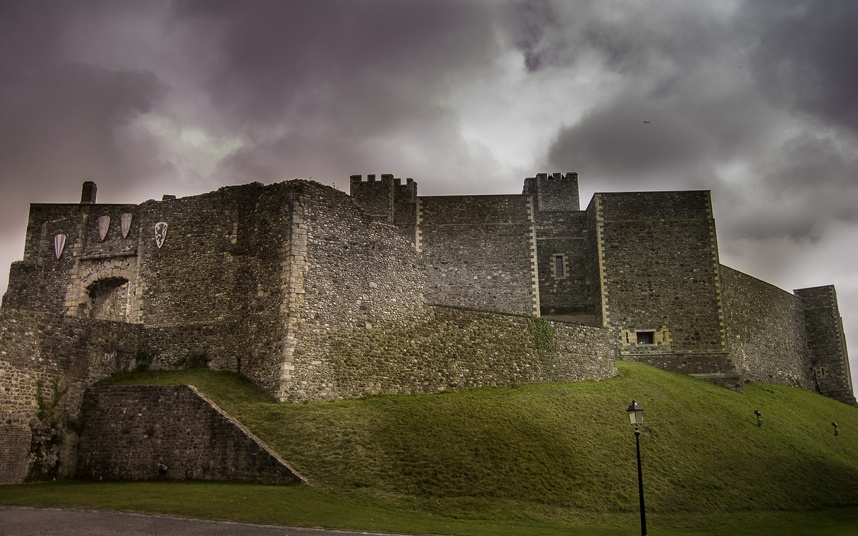 Một du khách khác ngây thơ hỏi khi tới thăm lâu đài Dover: 