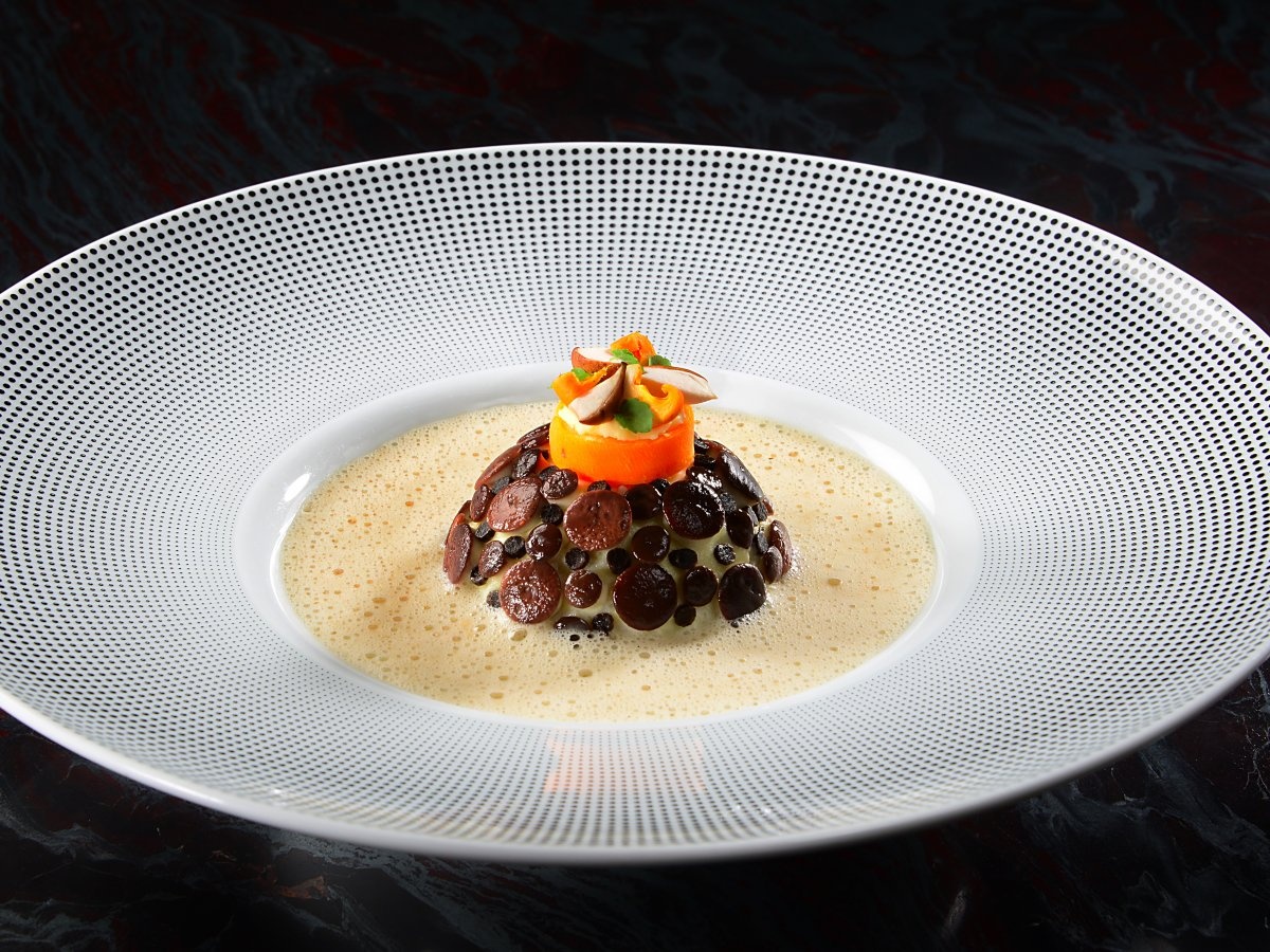 Các loại phô mai thượng hạng  giúp du khách thanh tẩy vị giác trước khi thưởng thức món tráng miệng - quả mơ được đặt trên quả hạnh và hạt dẻ.