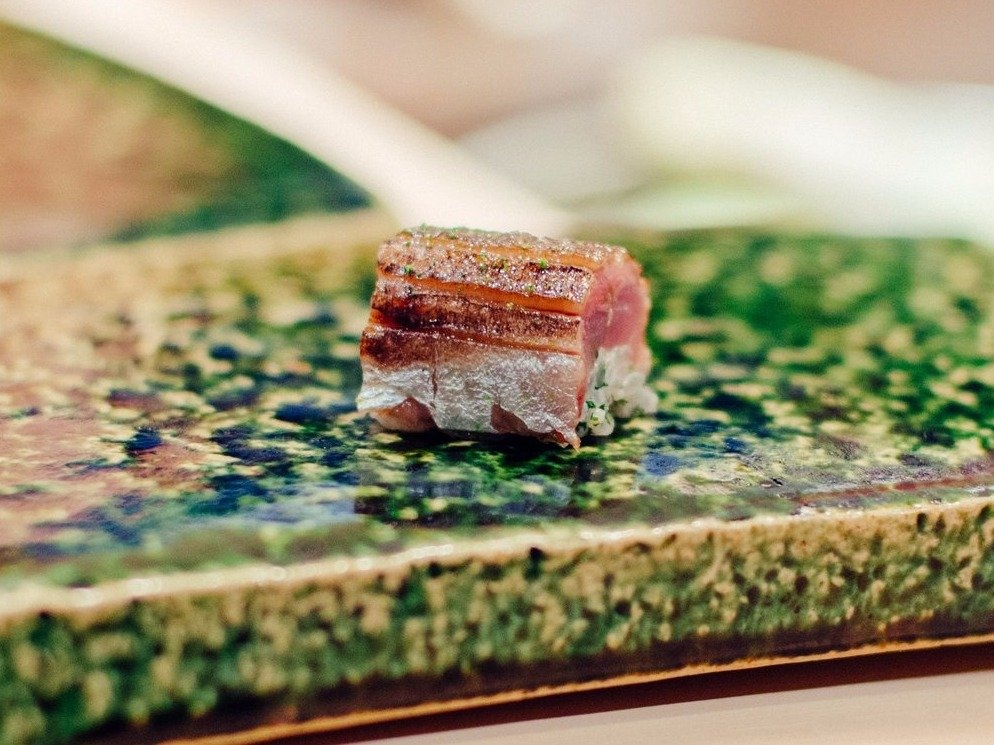 Vài loại sushi được làm từ nhiều loại nguyên liệu, như thịt bò thái mỏng với gang ngỗng, tôm hùm và sò điệp, nhưng chủ yếu dựa trên những thực phẩm tươi nhất.