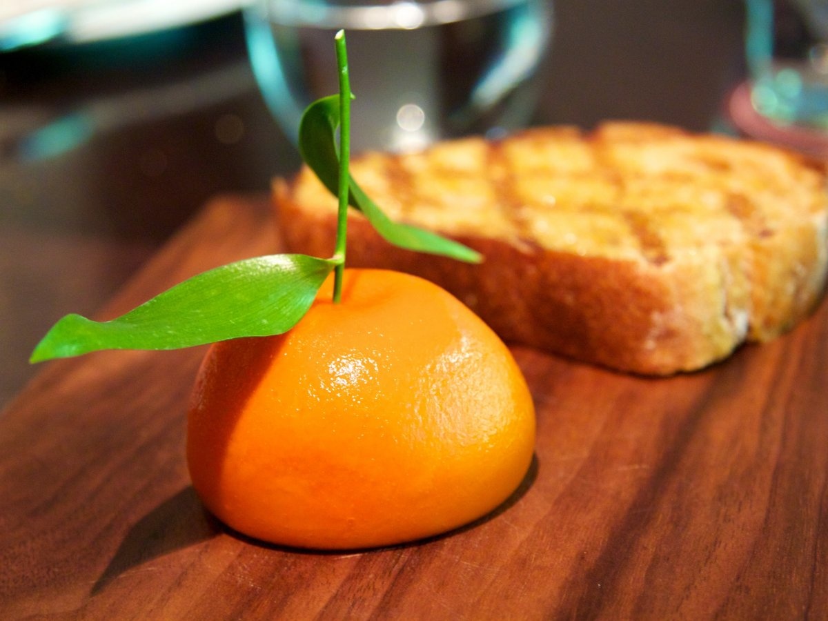 Du khách có thể xem đội đầu bếp chế biến những món ăn độc đáo, như cá hồi trà xanh, gan ngỗng và gan gà nhồi trong thạch có dạng quả cam.