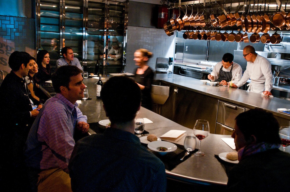 Hãy ngồi xem bếp trưởng Cesar Ramirez và các đầu bếp chế biến những món ăn tuyệt hảo và sau đó thưởng thức ngay lập tức. 