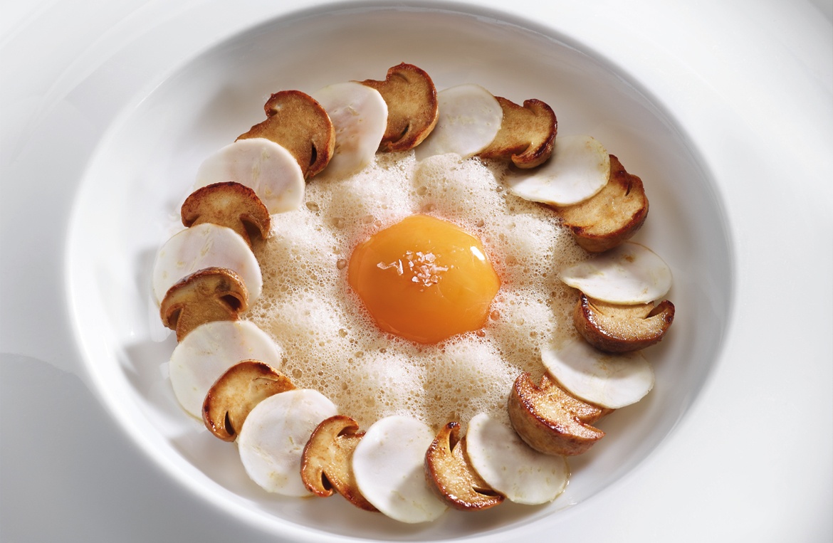 Với bàn tròn tạo sự riêng tư và các ghế sofa lớn tạo không khí thân mật, du khách có thể thưởng thức một bữa ăn thượng hạng trong không khí ấm cúng, dễ chịu. Ảnh: brp.