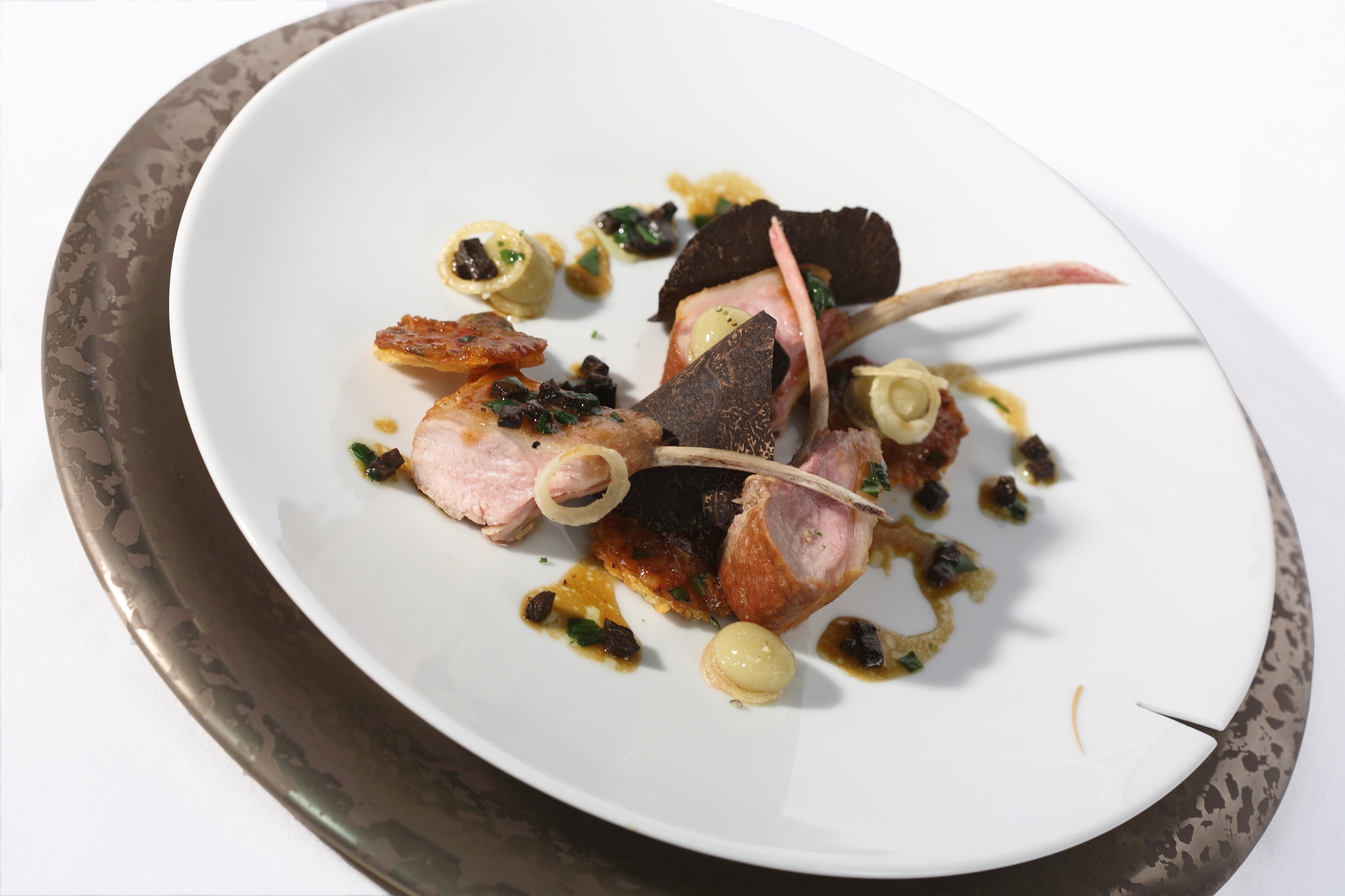 Thực đơn cao cấp này có đủ các món, từ tôm hùm, tới cá được đánh bắt ở rạn san hô, cơm rang nghệ tây. Một thực đơn khác nhẹ nhàng hơn, gồm 4 món ăn trưa, có giá <abbr class=