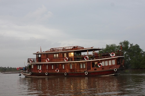 Một du thuyền điển hình trên sông.