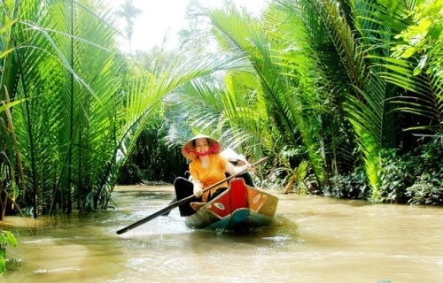 Thuyền nhỏ len lỏi vào kênh rạch.