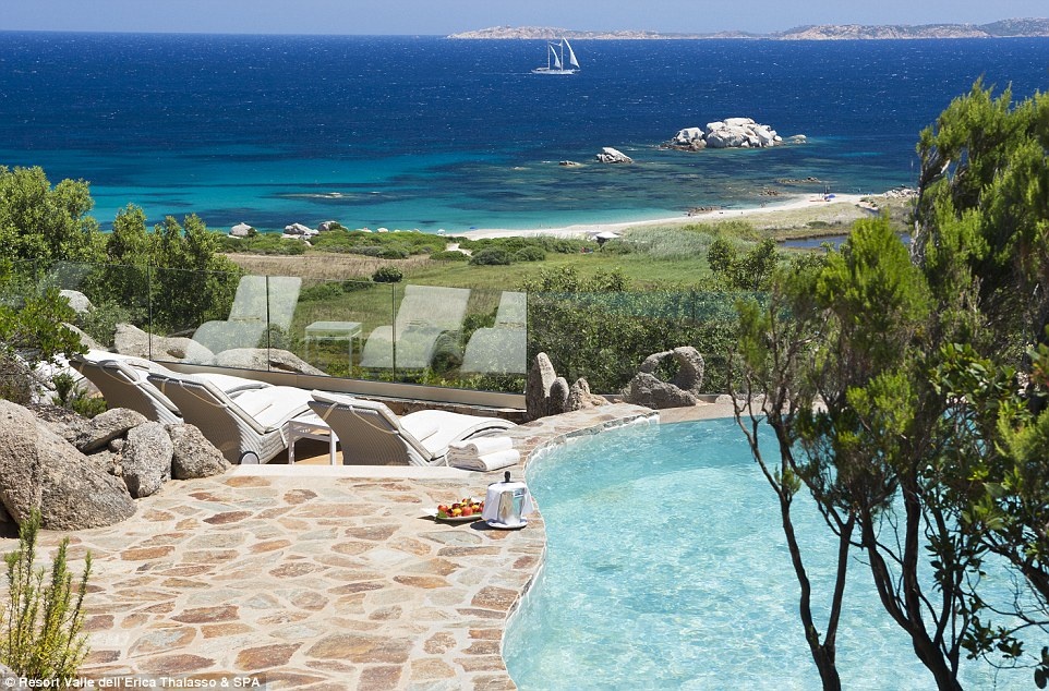 Bạn cũng có thể nằm thư giãn, tắm nắng cạnh bể bơi.