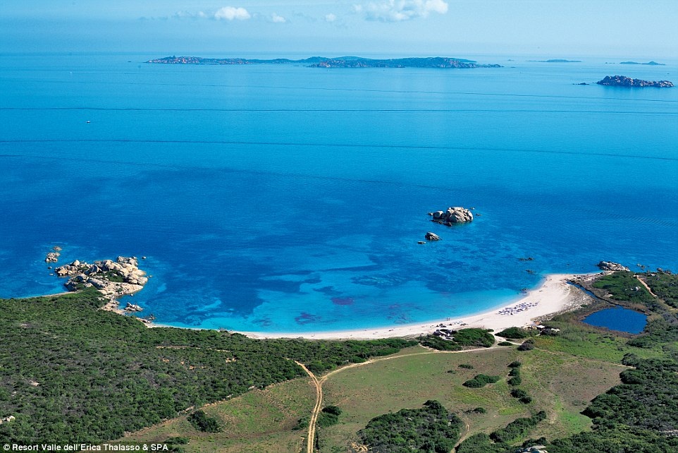 Valle dell’Erica nằm gần Santa Teresa Gallura ở Sardinia, Italy, cách sân bay Olbia khoảng một tiếng đi xe.