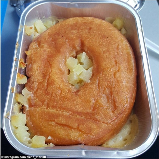 Tài khoản Alena_Mart88 chia sẻ bức ảnh suất ăn có dạng bánh vòng méo mó, dù không ai biết đó là món chính hay bánh pudding.