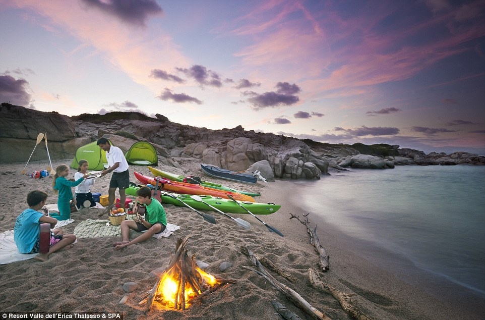 Tại đây, du khách có thể đăng ký học lướt ván buồm, chèo thuyền hay lướt sóng bằng du lượn.