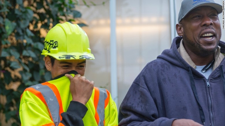 Tại sao loại hoa này có mùi khó chịu như thế? Vườn thực vật Chicago cho biết đó là sự kết hợp giữa nhiều chất, trong đó có Dimethyl trisulfide (C2H6S3), axit Isovaleric...