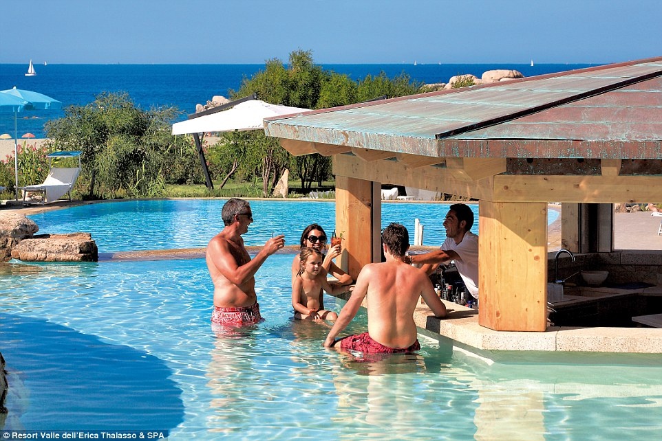 Resort có 4 bể bơi lớn (trong đó có 3 bể bơi nước mặn) và một quầy bar giữa bể. 