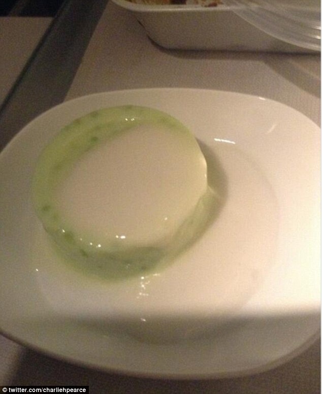 @CharlieHPearce không tin nổi vào mắt mình khi chiếc bánh pudding màu xanh xuất hiện trên khay đồ ăn của mình: “Tôi không nói nổi lên lời khi thứ này xuất hiện trên đĩa, vâng, bánh pudding đấy”.