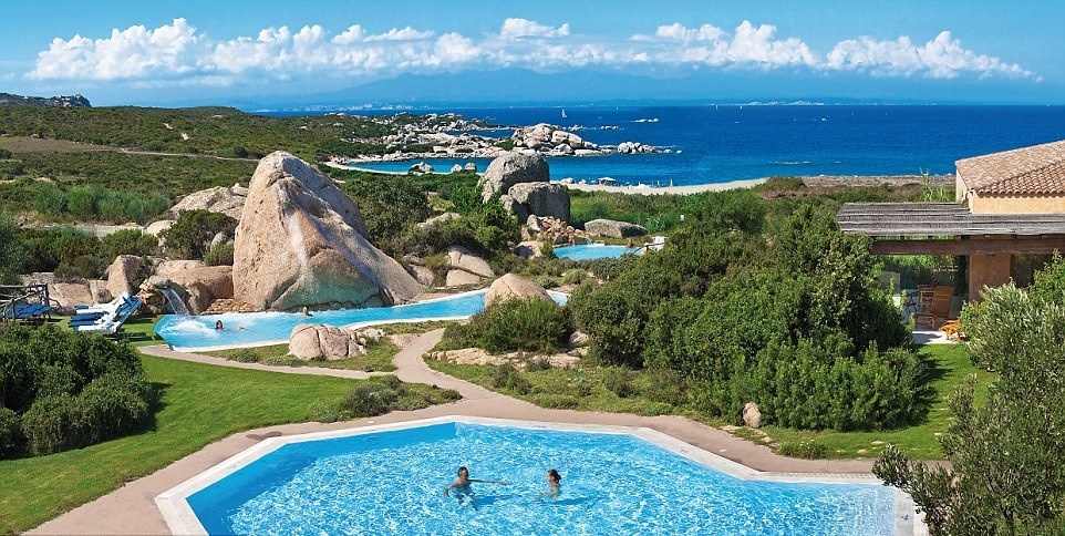 Resort rong den muc khach it cham mat nhau hinh anh