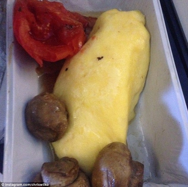 Chris Wilko vô cùng thất vọng với bữa sáng của mình: “Sau 10 ngày ăn cơm liên tục, tôi rất háo hức chờ mong “bữa sáng Anh” trên máy bay, nhưng tôi nhận được cái này”.