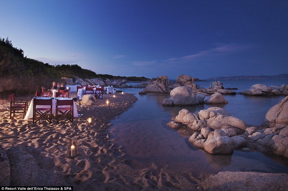 Du khách có thể chọn lựa một trong 6 bãi biển tuyệt đẹp của resort, thưởng thức bữa tối riêng tư bên bạn đời.