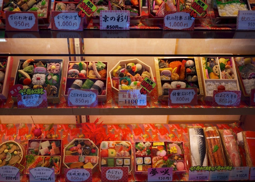 Hay những chiếc bánh xèo nóng hổi ăn vội giữa đêm lạnh.