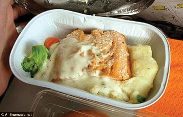 Một hành khách của hãng Aeroflot phàn nàn: “Món cá hồi này chắc phải bằng tuổi bà nội tôi. Bữa trưa quá tệ và không tươi ngon chút nào. Thật khủng khiếp”.