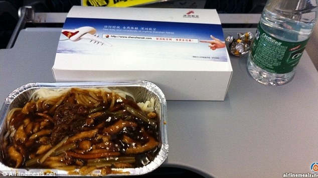 Ai có đủ can đảm ăn món này đây? Một hành khách cho biết chắc chỉ có người say rượu mới nuốt nổi suất mì này.