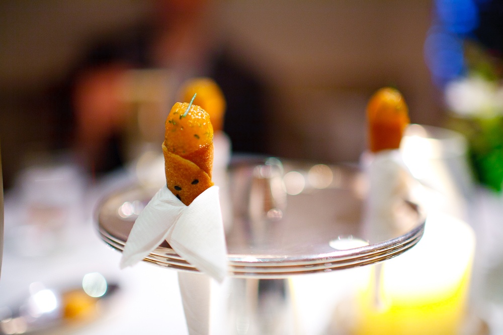 French Laundry nổi tiếng với món ốc quế cá hồi, panna cotta xúp lơ với trứng cá muối, nhưng các món ăn khác ở đây đều rất ngon và lạ. Ảnh: Alifewortheating.