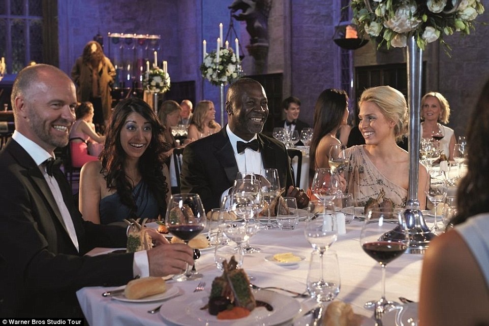 Thực khách sẽ ngồi theo bàn 10 người, với đồ khai vị và đồ uống được dọn sẵn.