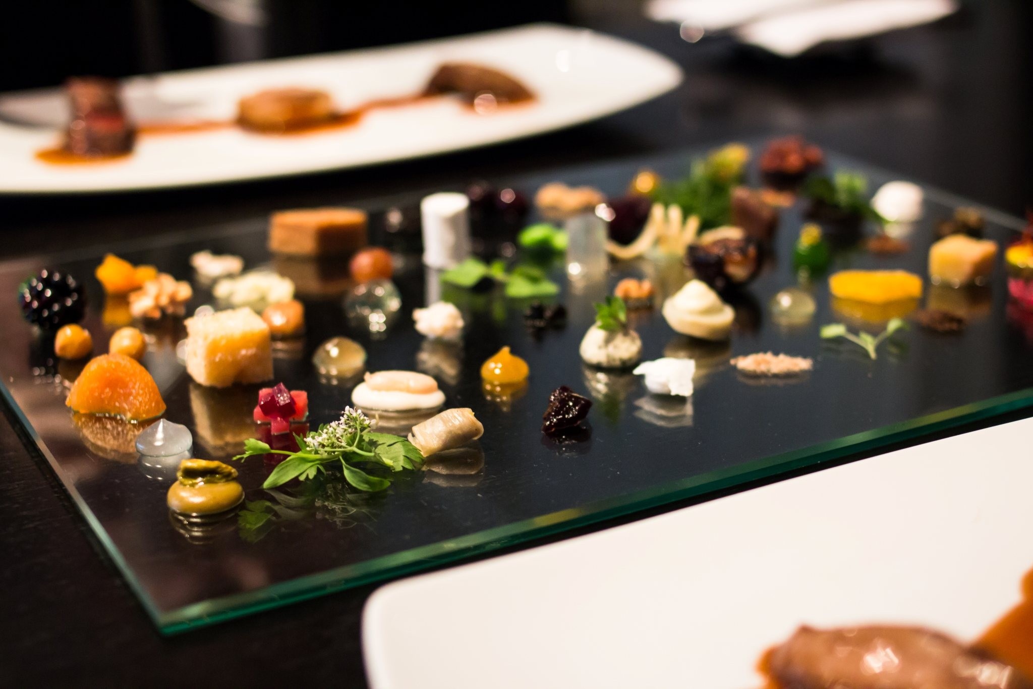 Thực khách thường bất ngờ trước những sáng tạo của các đầu bếp, từ bánh bao Italya tự làm, tới khoai tây nóng thêm nấm truffle đen, đặt trên súp khoai tây nguội. 