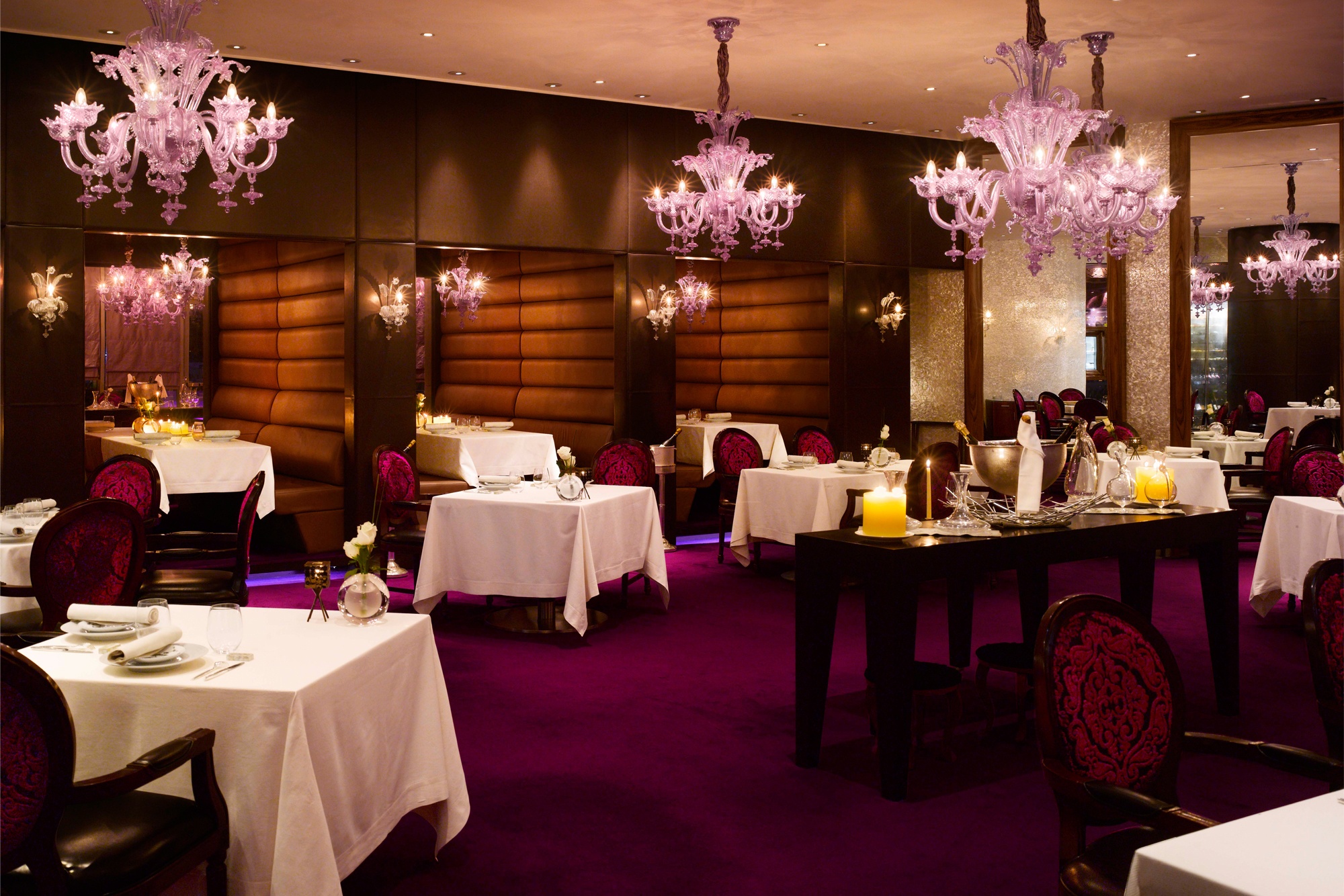 Không chỉ có những món ăn tuyệt vời, nhà hàng này còn có nội thất lãng mạn, sang trọng với đèn chùm màu hồng, thảm màu tím hoàng gia và tường khảm xà cừ.