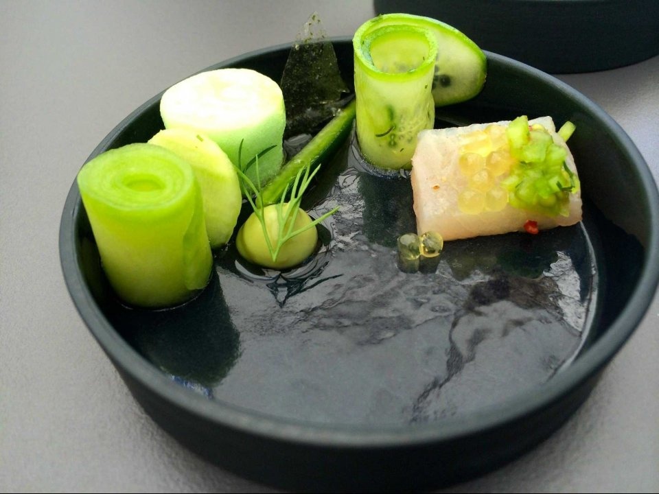 Thực khách có thể ngồi ngoài hiên, thưởng thức món tôm hùm với mù tạt, món cuốn Bloody Mary cùng gan ngỗng. 