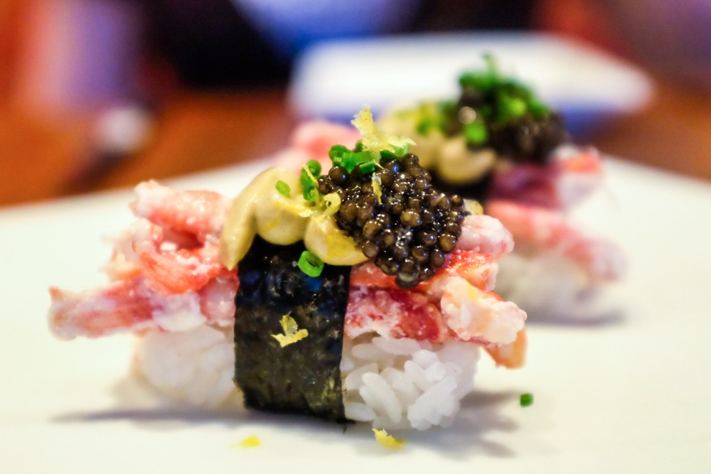 Không gian nhà hàng ấm cúng, giản dị, cho du khách thoải mái thưởng thức các món hải sản thơm ngon.