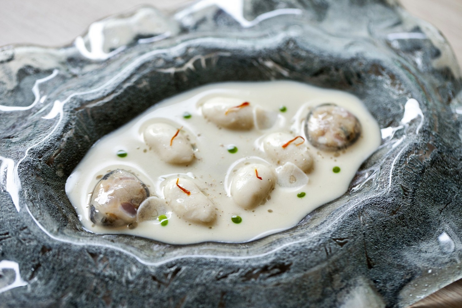 Những món trên thực đơn chỉ được tiết lộ khi thực khách ngồi vào bàn để tạo sự bất ngờ thú vị.  Ảnh: Washingtonpost.