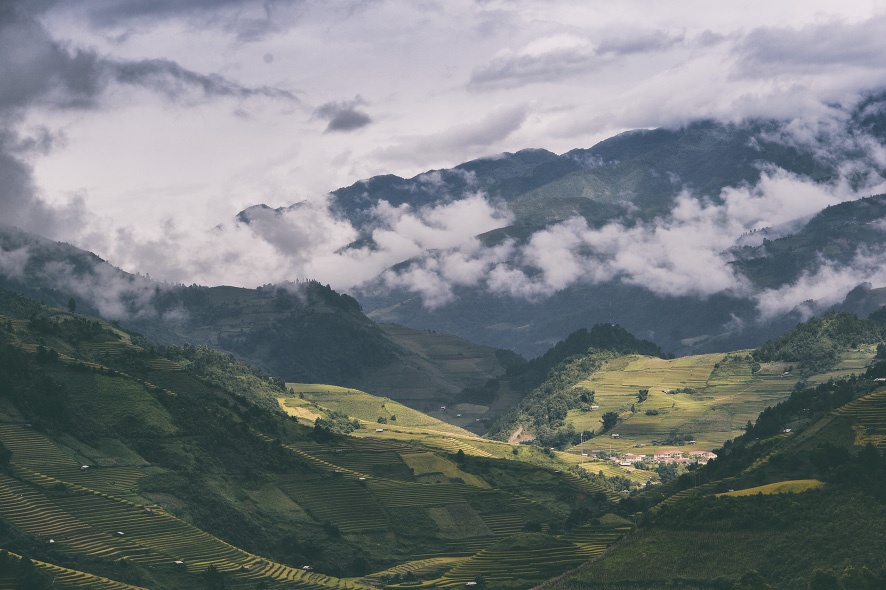  Nằm trong dãy núi Hoàng Liên Sơn, huyện Mù Cang Chải ở độ cao hơn 1.000m so với mặt nước biển. Nếu ai không thích thời tiết tại đây, chỉ việc chờ 15 phút, bởi nắng mưa có thể luân phiên nhau nhiều lần trong ngày.