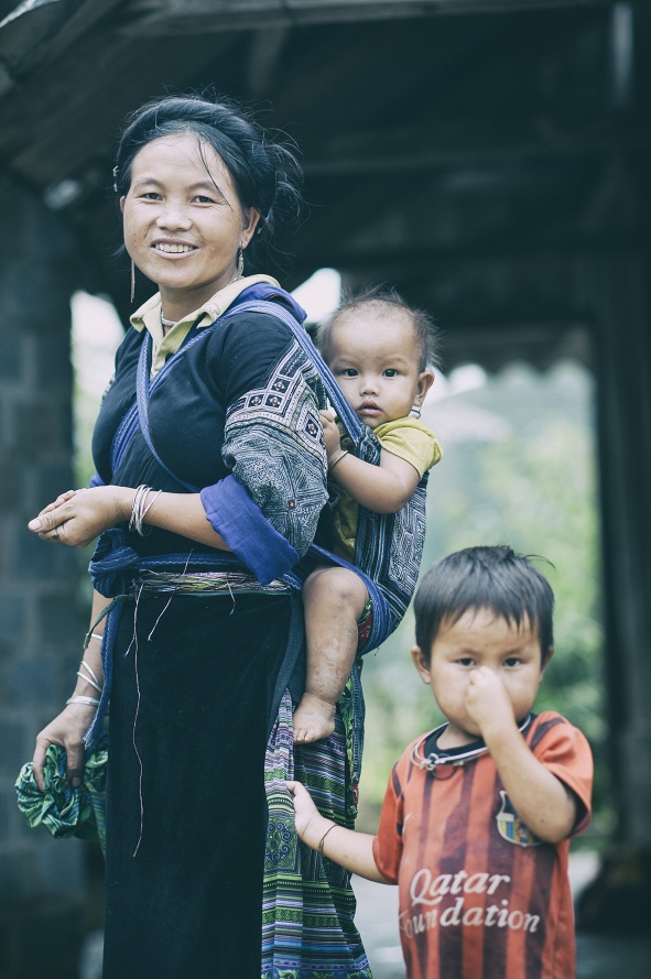   Mù Cang Chải có gần 50.000 người, trong đó 90% là dân tộc Mông. Qua tiếp xúc, nhiều người không nói được tiếng Kinh. Họ ở nhà nền đất và thờ đa thần.