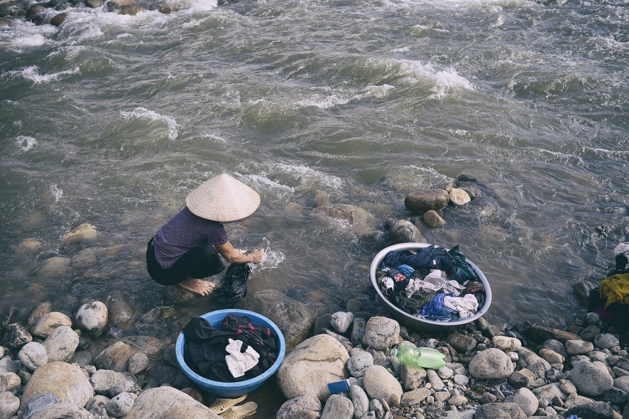  Trên địa bàn huyện không có sông lớn mà chỉ có hàng chục khe suối với tổng chiều dài khoảng 360km, đều bắt nguồn từ dãy Hoàng Liên Sơn. Những con suối này là nơi đồng bào dân tộc Thái (là dân tộc thiểu số đông thứ hai) giặt giũ, tắm rửa.